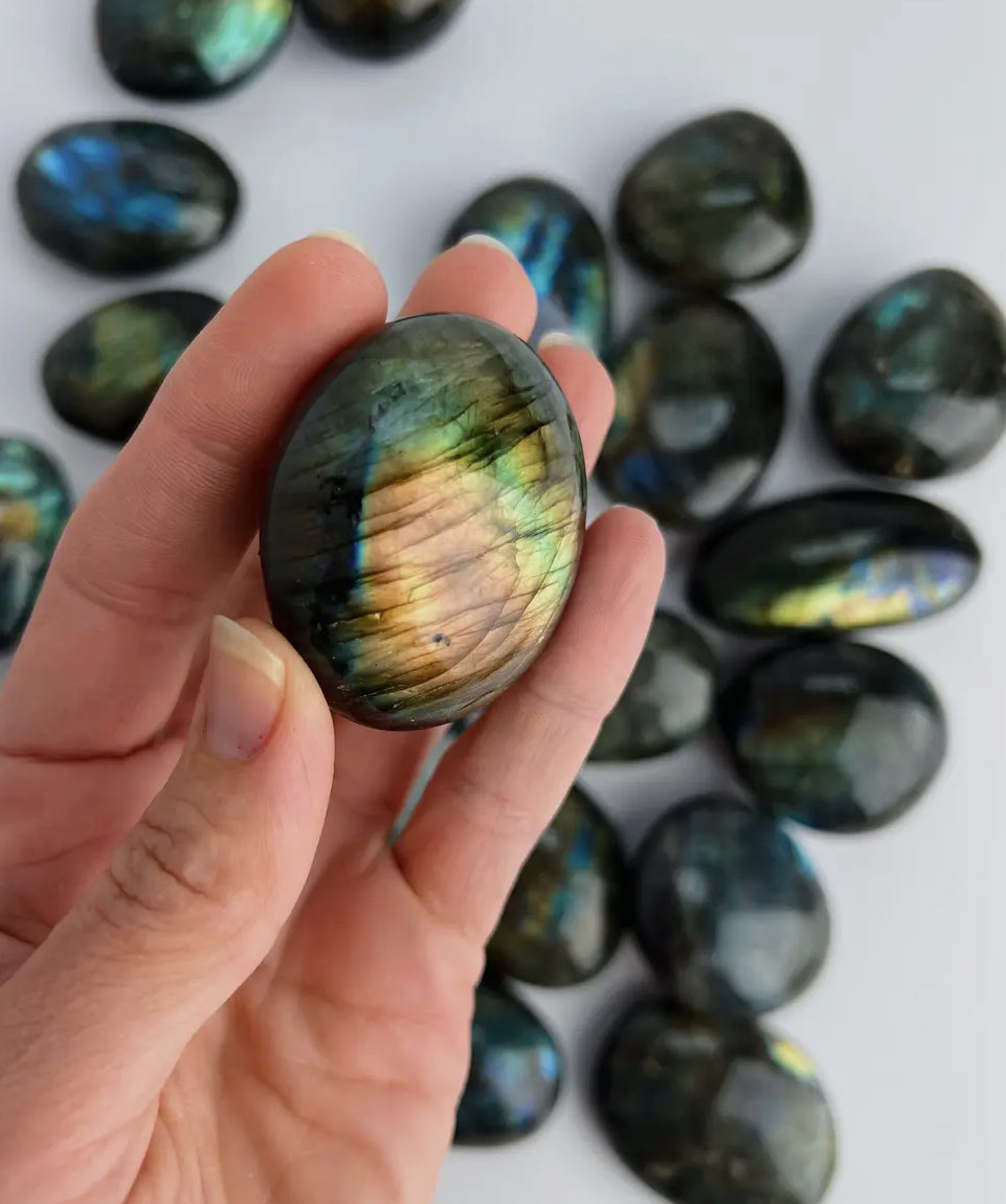 Labradorite Palm Stone – Iridescent Shield of Intuit